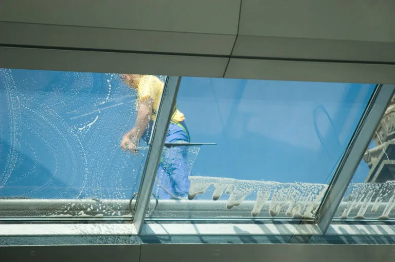 Glasfassade eines Gebäudes nach der Fensterreinigung